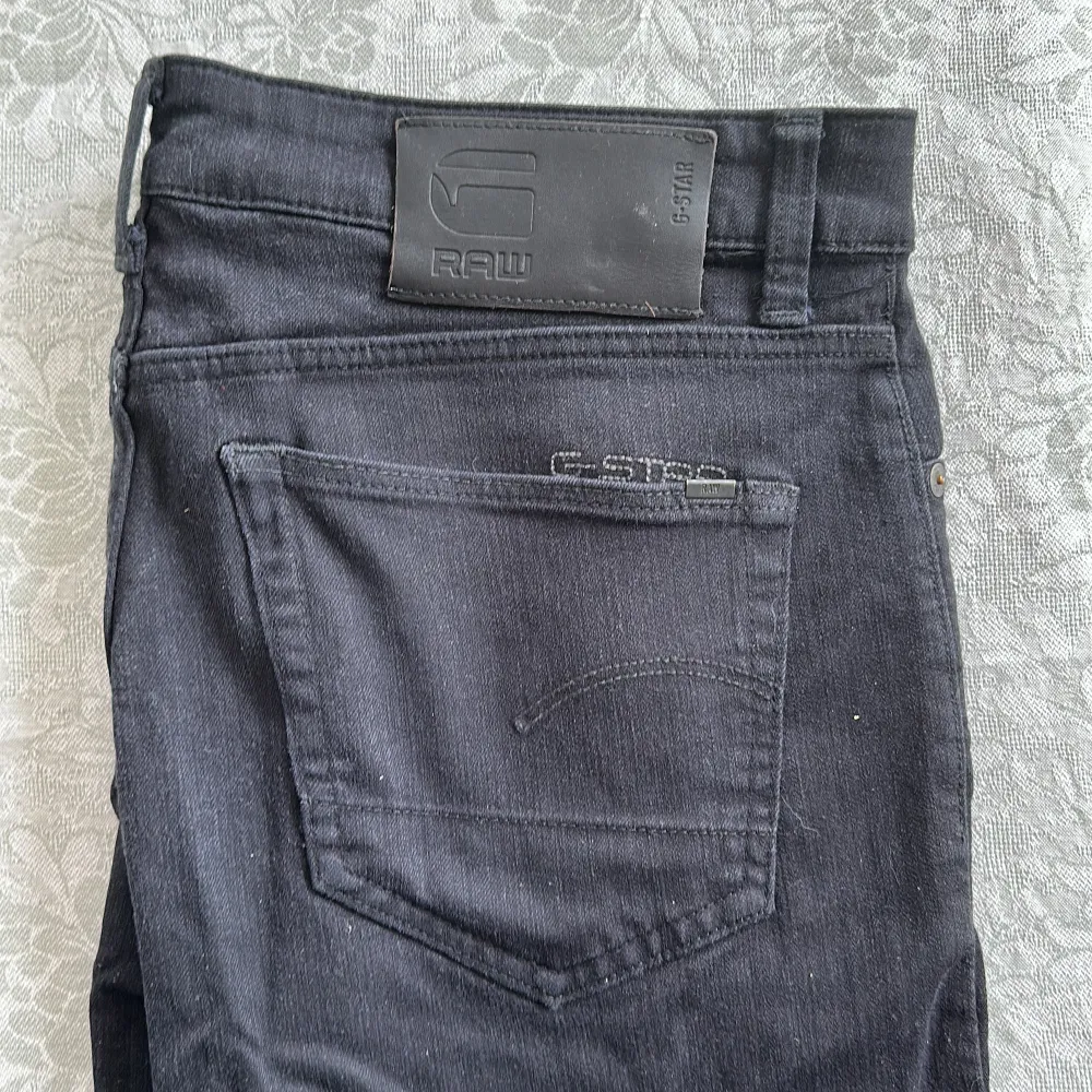 Säljer ett par svarta jeans från G-Star som inte använts på ungefär 3 år. Riktigt bra kvalite, märks knappt att de använts.. Jeans & Byxor.
