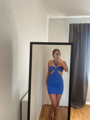 Klänning  - Har använt endast en gång , inget fel på klänningen .