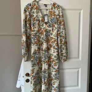 Klänning, str 38, Varo moda - Jag har en helt ny klänning från Vero moda som jag glömde returnera. Jättefin men passade tyvärr inte mig. Perfekt till midsommar! :-) 