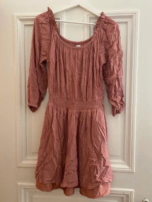 Klänning - Säljer eftersom passar inte mig. 