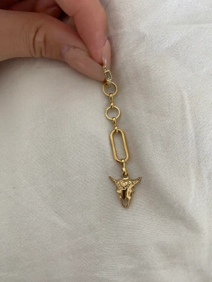 L8hasselblad!  - Säljer detta oxkranie örhänget i 18k guld från L8hasselblad då det inte kommit till så mycket användning! Nypris 650kr🩷