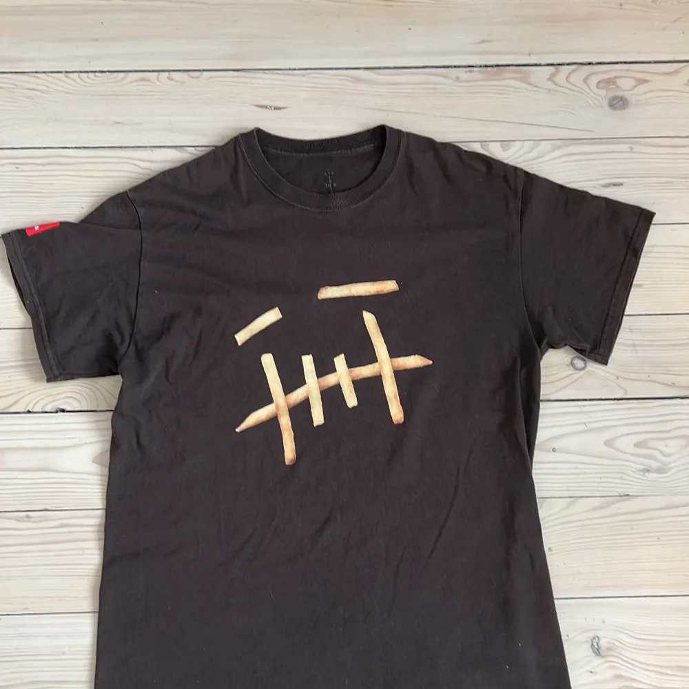 Catus jack x McDonalds t-shirt i brun. Cond 9/10 inga märken eller fläckar. Last sale på stockx 100$. T-shirts.