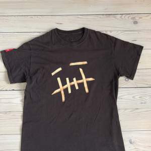 Catus jack x McDonalds t-shirt i brun. Cond 9/10 inga märken eller fläckar. Last sale på stockx 100$