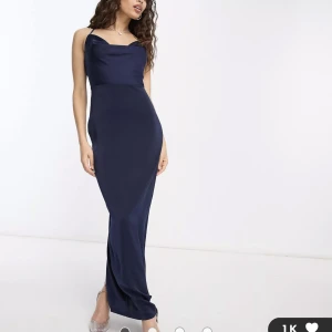 Mörkblå satin klänning  - Skit snygg klänning som jag använde på balen. Modellen är till lite kortare personer. Är själv 165. Kom privat för fler bilder.