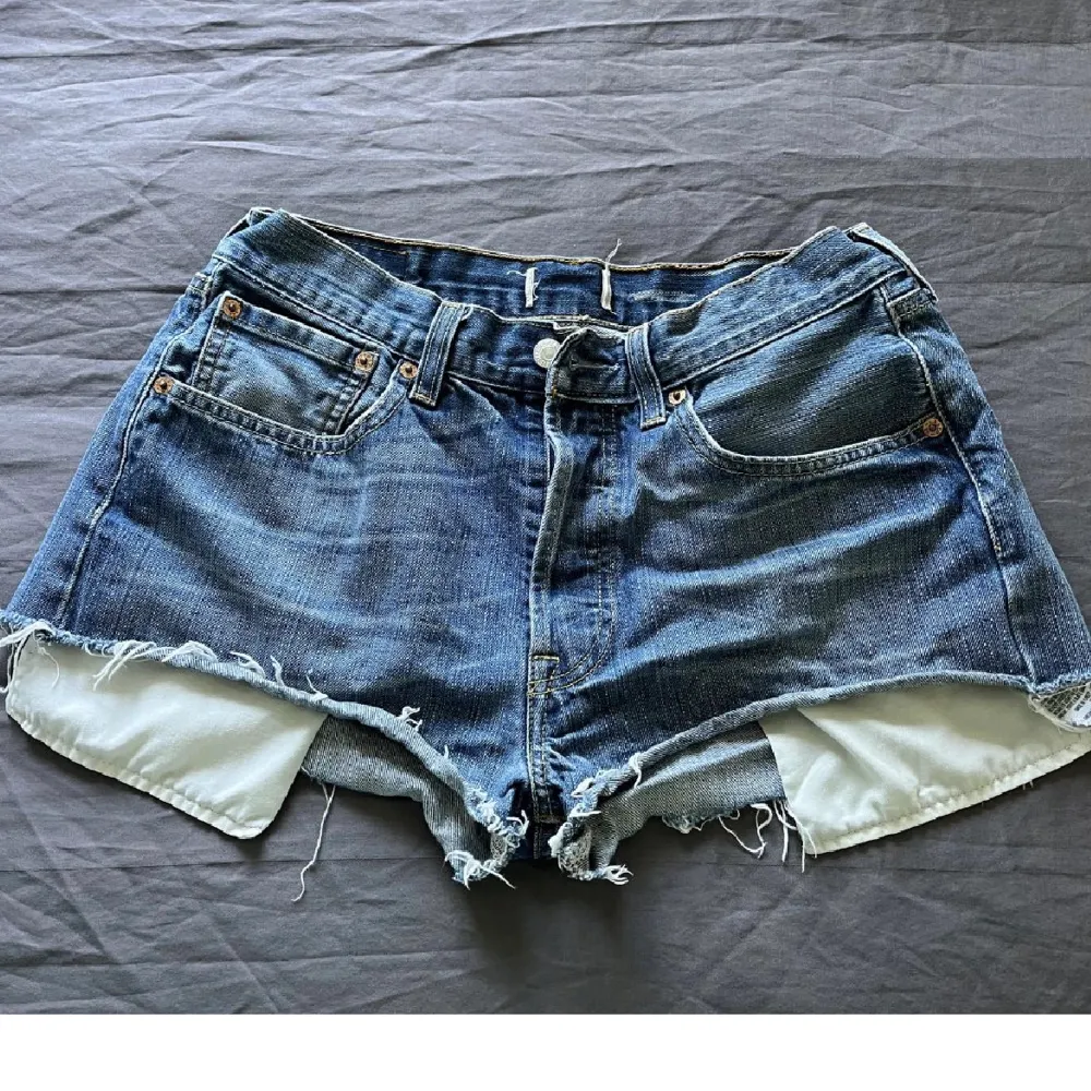 Säljer ett par jätte snygga shorts, köpte av nån hör på Plick men var tyvärr för stora så säljer vidare☺️. Shorts.