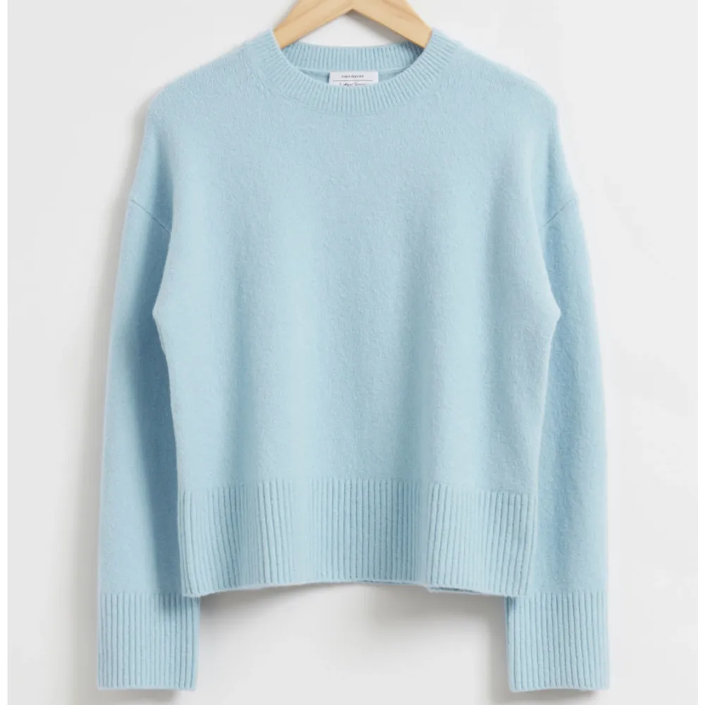 Säljer denna superfina ljusblå stickade tröjan från & other stories!💙Super fina färg och passform✨nypris 490kr! . Stickat.