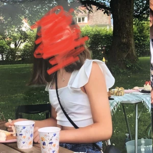 Topp - En vit topp som man knyter i ryggen. Super fin nu till sommaren❤️❤️(köparen står för frakten)