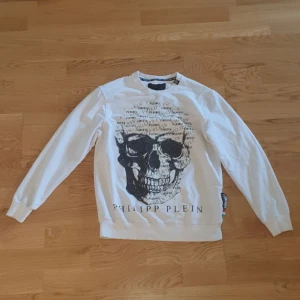 Philip plein sweatshirt  - Den är tunn och skön att ha på och säljer på grund av att den är för liten 