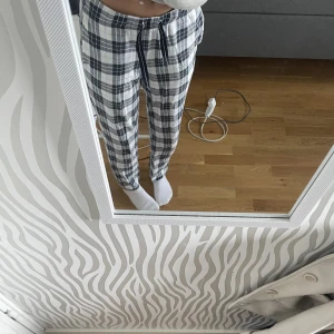 Pyjamas  - Pyjamasbyxor ifrån Kappahl i storlek xs. Passar bra i längden för mig som är 162.