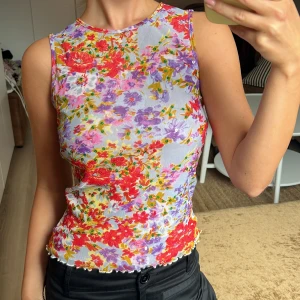 Topp från Kookaï - Så söt topp i mesh (dock två lager så inte genomskinlig!) från Kookaï. I jättefint skick 💗 Storlek S. 