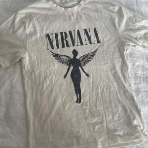 En beige t-shirt med nirvana tryck. Har använt den typ 8 gånger 