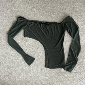 Topp - Off shoulder topp från PrettyLittleThing. Väldigt stretchigt  och mjukt material. 