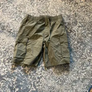Säljer dessa cargo shorts från hm eftersom jag inte använder dom längre. Köpte för 350 och säljer för 50