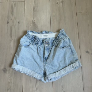 Jeansshorts  - Skitsnygga jeansshorts, älskar dessa under sommaren men måste tyvärr sälja pga att jag växt ur dom💗