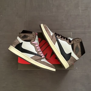  Jordan 1 Travis scott high mocha - Säljer nu mina Travis scott high Jordan 1 mocha Dem är äkta  Från Atlanta Georgia usa, St EU42,5 / US 9 Allt OG kommer med dem. Använda men är i väldigt bra skick DM för mer info
