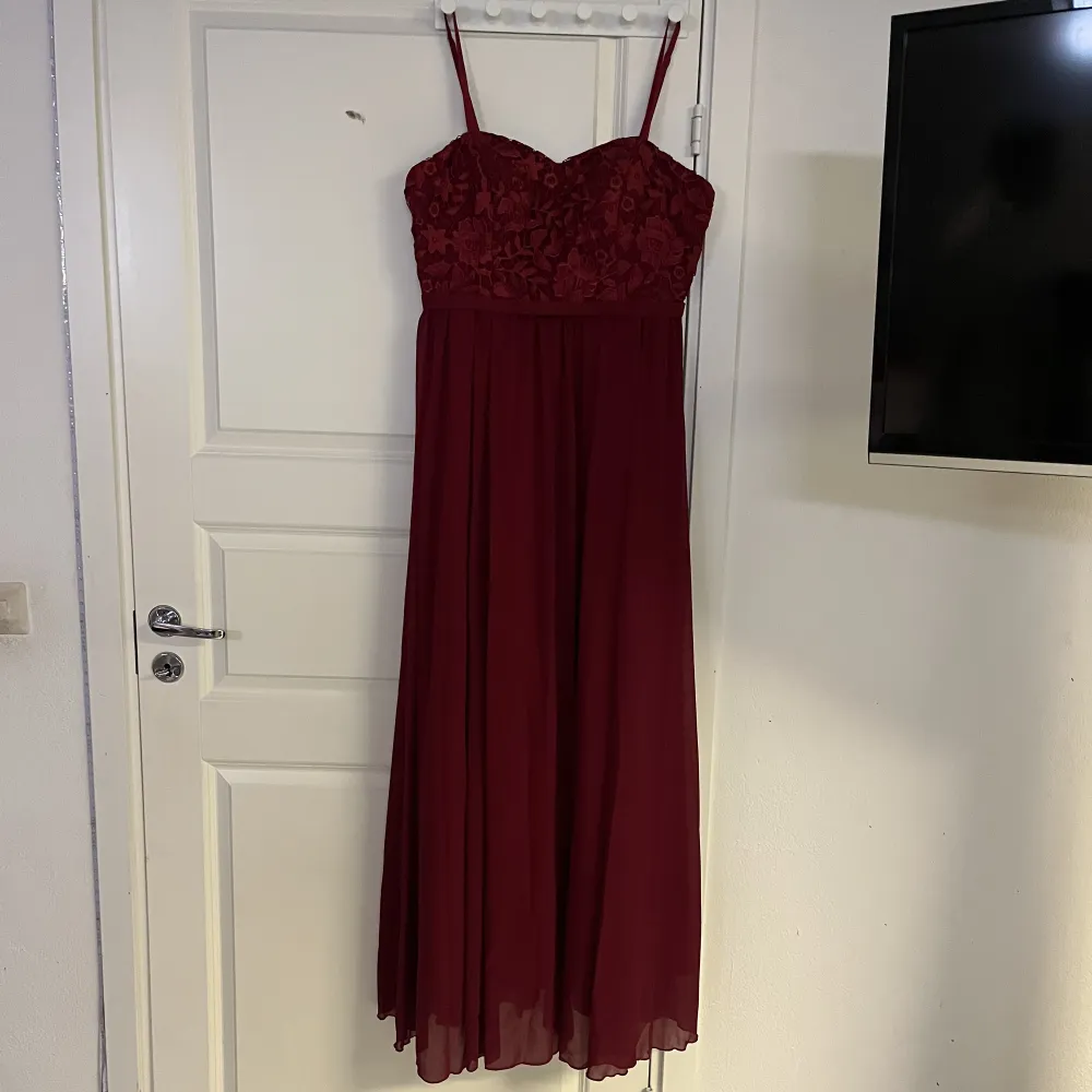 Vinröd klänning med blommig design på övre delen, från SHEIN i strl XL, trolig i storleken. aldrig använd.. Klänningar.