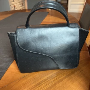 ATP väska - Svart ATP atelier arezzo väska. Nypris 4800. Använd men fortfarande fin. Säljes då den inte används längre ☺️  https://atpatelier.com/products/arezzo-black-leather-handbag