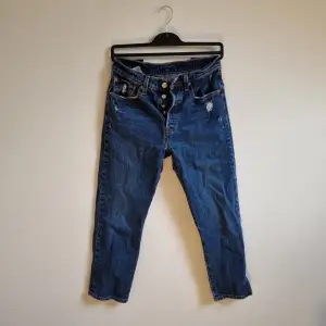Säljer ett par midwaisted jeans från Levi’s i storlek ”W27 L26” Sparsamt använda, kan postas eller mötas upp😊