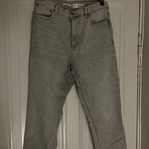 Ett par gråa jeans från mango i modellen ”mom”. Storlek M och inte stretchigt material. Använda men inga större defekter. För små för mig nu. Köpte för ca 500kr.