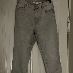 Gråa jeans - Ett par gråa jeans från mango i modellen ”mom”. Storlek M och inte stretchigt material. Använda men inga större defekter. För små för mig nu. Köpte för ca 500kr.