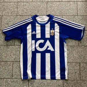 T-shirt - Ifk t-shirt som tyvärr är för liten. Den är från adidas och har varit använd mycket sällan. Toppen skick alltså :) 