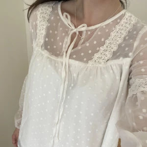 Vit blus  - Jätte fin vit blus som är helt oanvänd. Perfekt till i sommar!