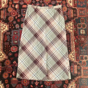 maxikjol - maxikjol köpt secondhand! storlek 46 och passar mig lågmidjat som bär runt S-M i byxor och kjol (den är dock lite för stor för mig och sitter väldigt lågt på mina höfter). jag är 165 för referens. använd gärna köp nu 