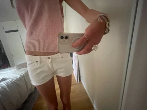 Lågmudjade jeans shorts  - Fina  vita lågmidjade lee jeans shorts som passar perfekt till sommaren!💗