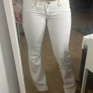 Säljer dessa vita low bootcut slutsålda jeans ifrån hm i storlek s