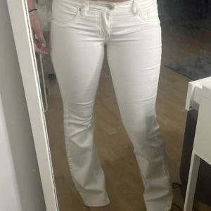 Hm jeans - Säljer dessa vita low bootcut slutsålda jeans ifrån hm i storlek s