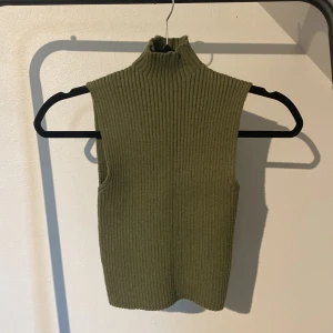 topp - säljer denna supersnygga topp ifrån Zara i storlek S, perfekt nu till sommaren och sitter som en smäck