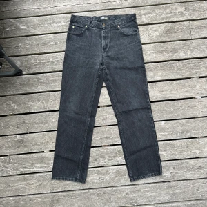 LEE - VINTAGE JEANS - - Fint vintage skick - Size 33/32 - Snygg tvättad svart kulör 