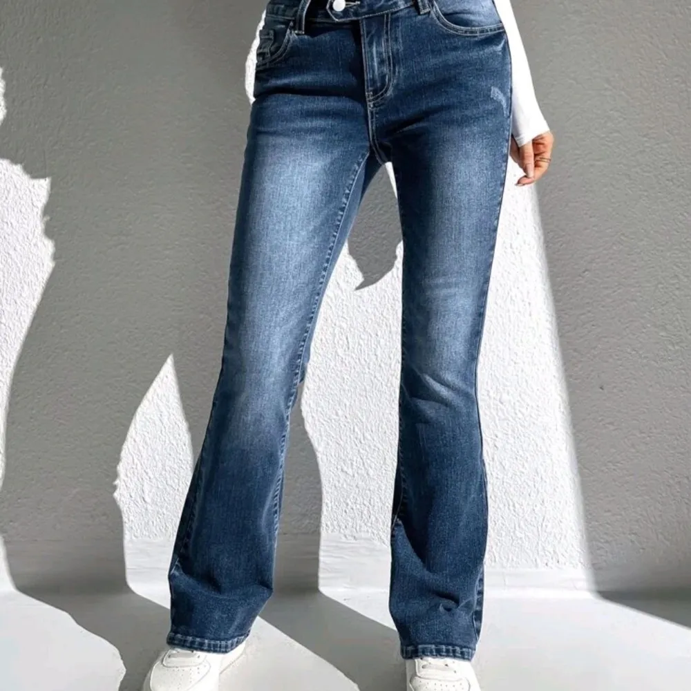 Lågmidjade jeans alldeles nya och oanvända då jag köpte fel storlek. Stretchiga och superfina! Ett par blå och ett par svarta! 100kr styck!. Jeans & Byxor.