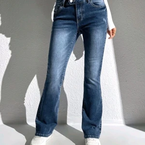 Jeans - Lågmidjade jeans alldeles nya och oanvända då jag köpte fel storlek. Stretchiga och superfina! Ett par blå och ett par svarta! 100kr styck!