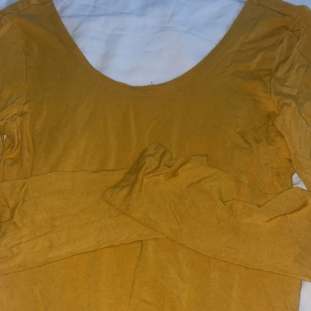 Senapsgul/orange långärmad tröja från Gina tricot i storlek S. Använd 1 gång, tuvärr inte kommit till användning. Den är väldigt urringad fram och bak, tunt material bra till sommaren. Köparen står för frakten💖. Toppar.