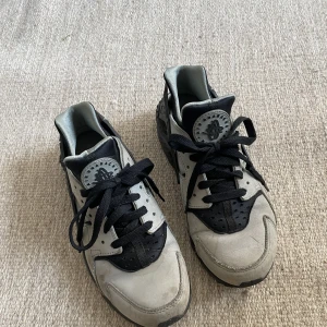 Nike huarache dam - Nike huarache dam! Grå och svarta! Mycket sköna! Storlek 39 men upplevs som 38 då de är små i storleken. 