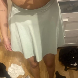 Mintgrön kjol - Mintgrön kjol aldrig använd