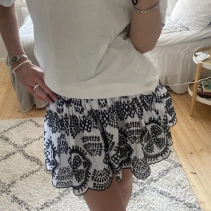 Zara kjol - Zara kjol i fint mönster. Bra skick. Köpare står för frakten och pris går alltid att diskutera. Hör av er vid frågor eller intresse🩷🩷