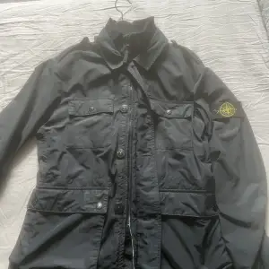 Stone island jacka i bra skick storlek L men funkar även på M