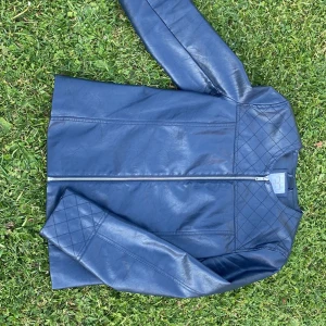 Skinnjacka  - Marinblå skinnjacka! Knappt använd!