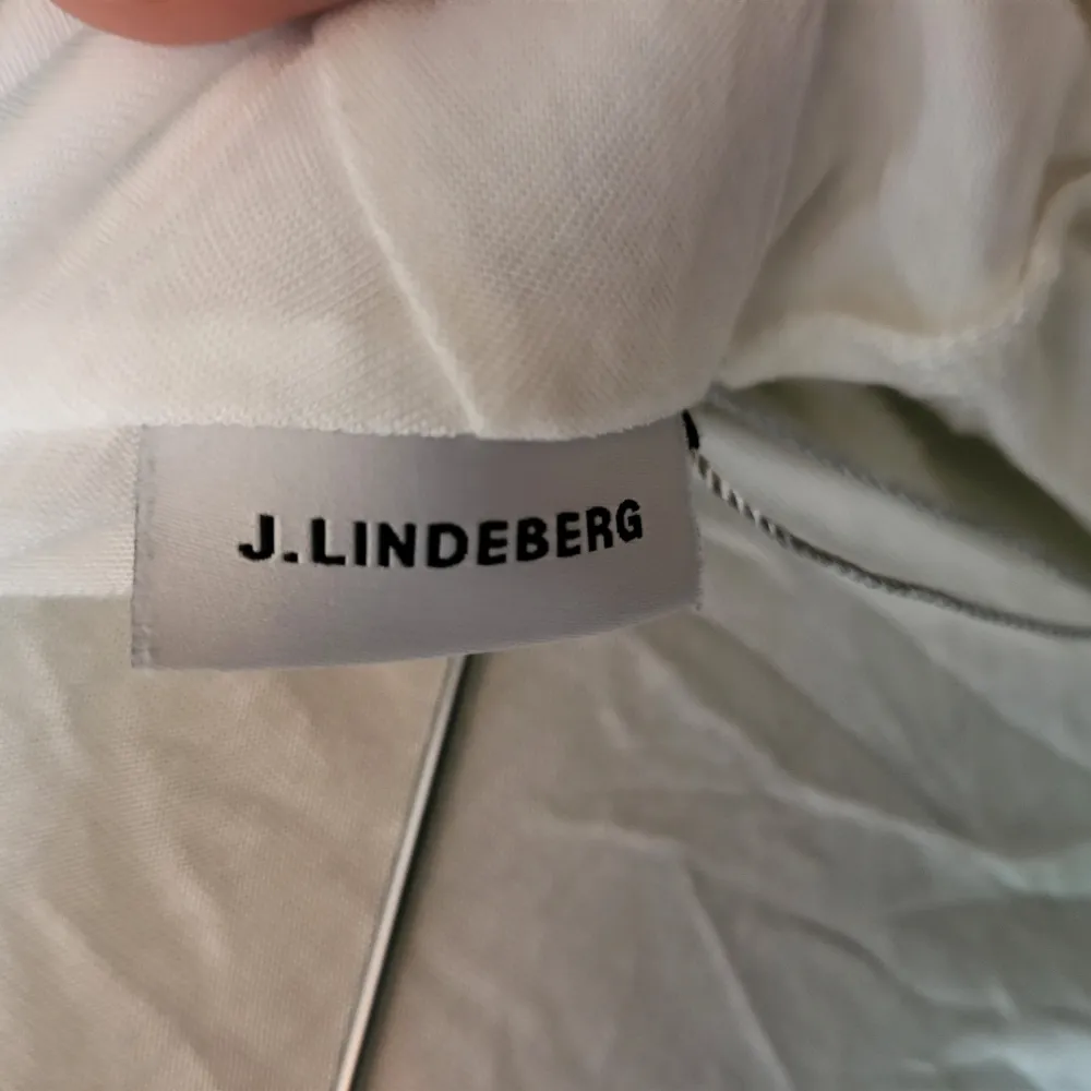 Vit fin blus från J Lindeberg, skick 6 av 10. Föreslå gärna pris. Blusar.
