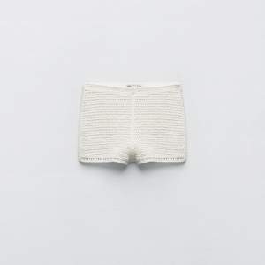 Virkade vita shorts, underbara på sommaren. Helt oanvända, prislapp kvar. Inköpspris 299 kr. Från Zara, strl S🌸
