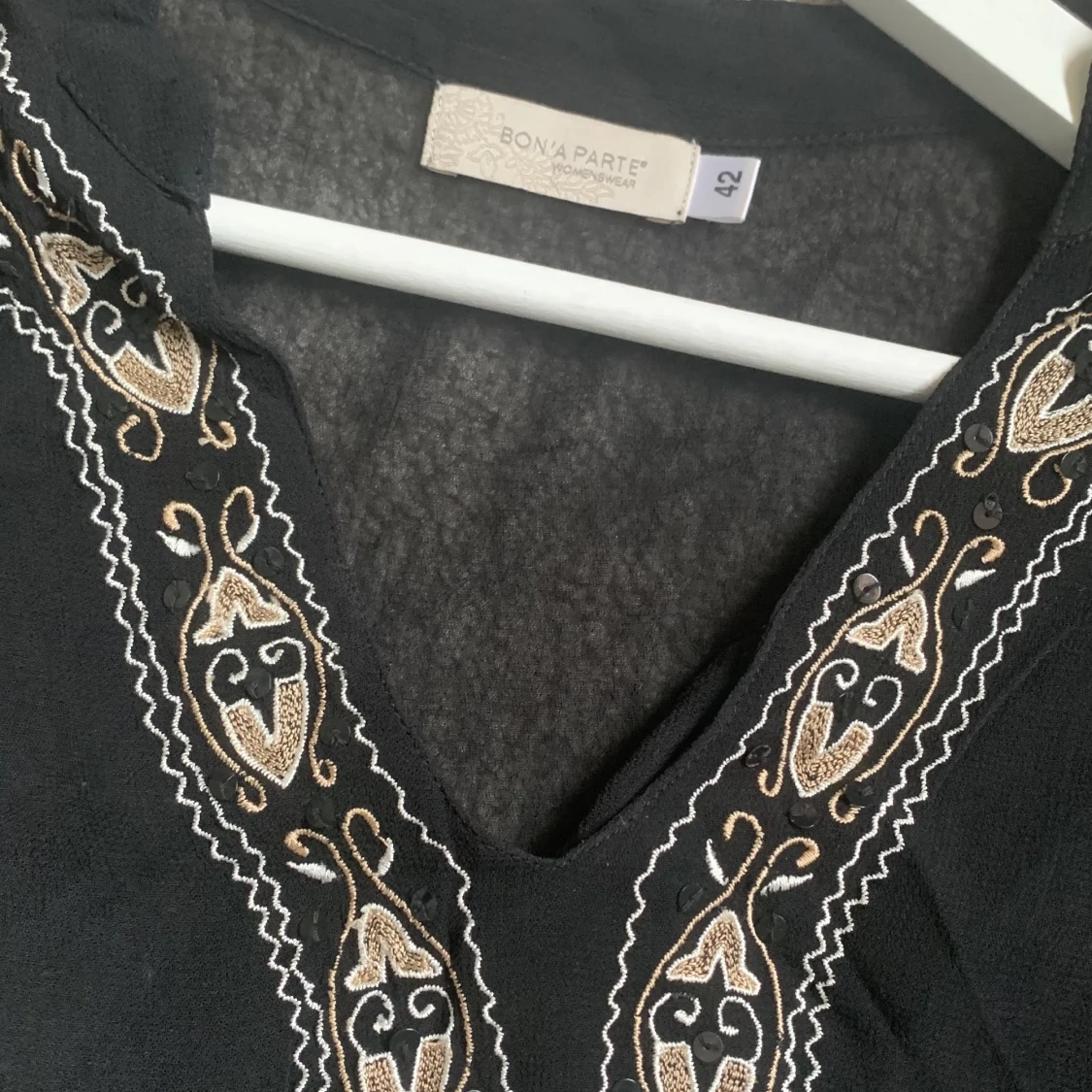 Svart blus med mönster  - 91