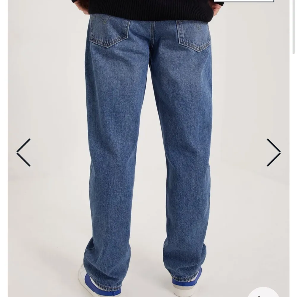 säljer åt en kompis! ett par super fina levis jeans som sitter så snyggt på!! är i bra skick och färgen är den som visas i sista bilden💓modellen är 568. Jeans & Byxor.