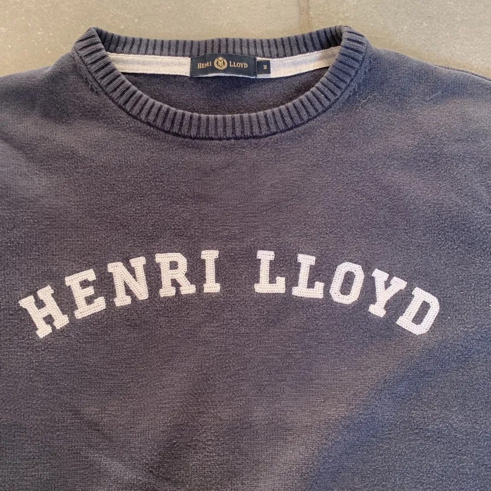 En av mina gamla Henri Lloyd tröjor som nu har blivit för liten. Den är i bra skick. . Tröjor & Koftor.
