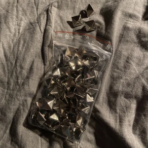 Pyramid nitar - 100 st pyramid nitar som inte har kommit till användning. Perfekta för att dekorera kläder mm. 15mm i bredd. 