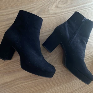 Svarta klackar - Svarta bekväma klackar med dragkedja och i mocka ish material. Använda fåtal gånger, i väldigt fint skick! I storlek 40 men passar även 39.🥰