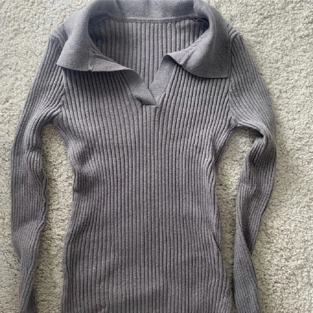 Säljer denna jätte fina tröjan för 100kr då det inte va min stil❤️. Tröjor & Koftor.