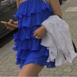 Blå klänning & other stories  - Köpt för 1000 den nedre remsan är klippt för att få bättre passform 