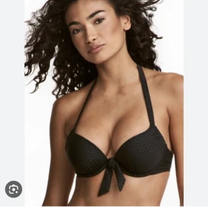 Super push-up bikini - Säljer nu min super push-up bikiniöverdel från H&M. Använd endast 1 gång. Säljer pga fel storlek. Stolek 80C